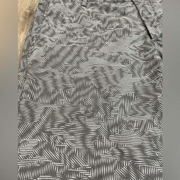 Nike Golf Dri-Fit 32W Geometric Camo Performance Shorts Wicking Classic EUC - Picture 3 of 8